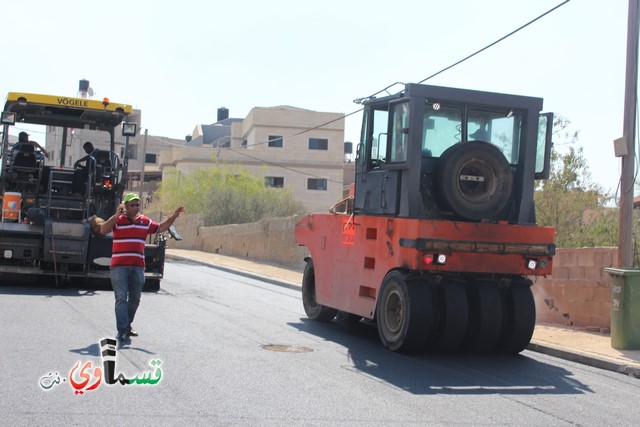  فيديو - بحضور رئيس البلدية المحامي عادل بدير .. يستمر تعبيد شوارع البلدة , تعبيد 4 شوارع بالقرب من شارع ال 24 الالتفافي  